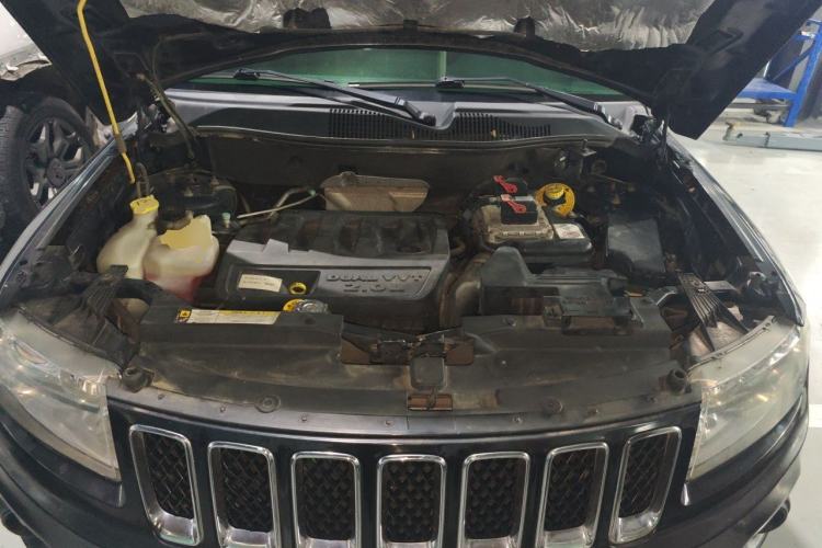 Used Jeep Compass 2012 2.0L two-wheel drive sport version Engine Bay