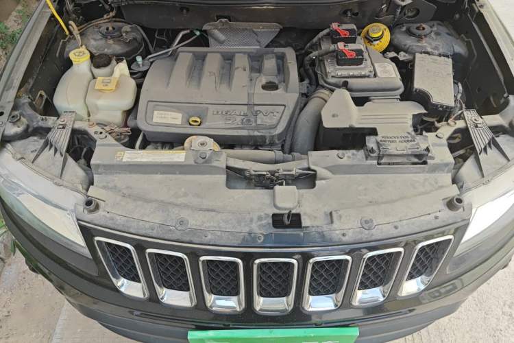 Used Jeep Compass 2012 2.0L two-wheel drive luxury version Engine Bay