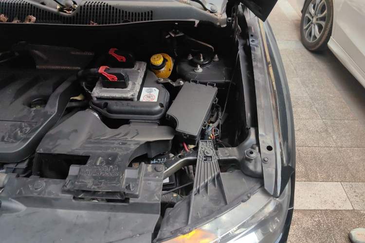 Used Jeep Compass 2012 2.4L four-wheel drive luxury navigation version Engine Bay Left