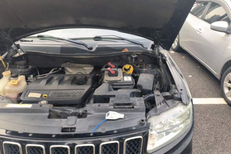 Used Jeep Compass 2012 2.4L four-wheel drive luxury navigation version Engine Bay Left