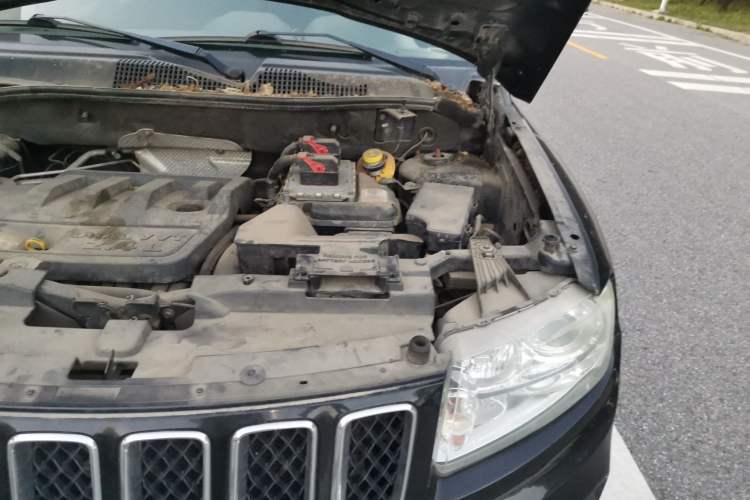 Used Jeep Compass 2012 2.4L four-wheel-drive sport version Engine Bay Left