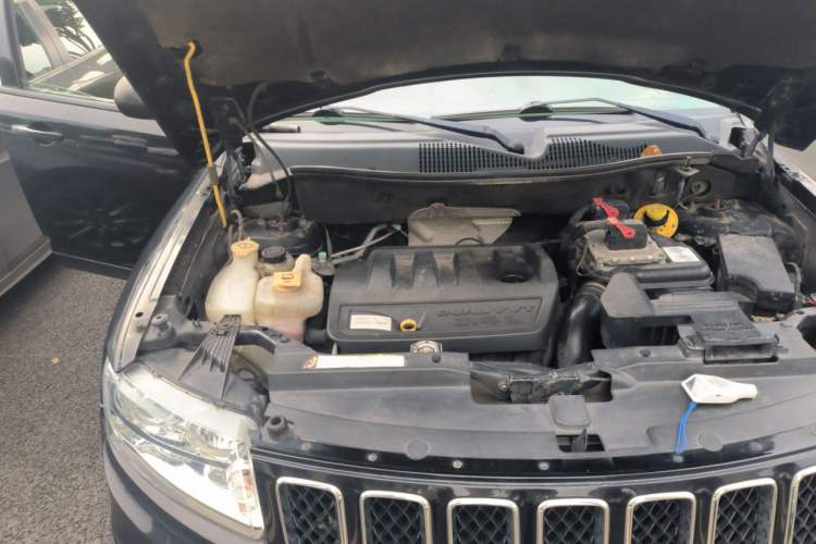 Used Jeep Compass 2012 2.4L four-wheel drive luxury navigation version Engine Bay Right