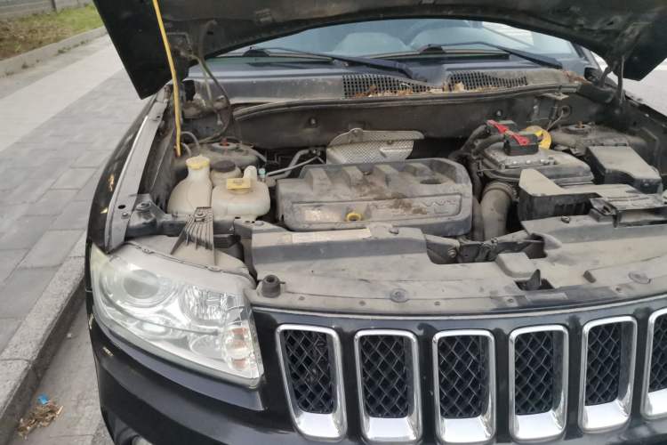 Used Jeep Compass 2012 2.4L four-wheel-drive sport version Engine Bay Right