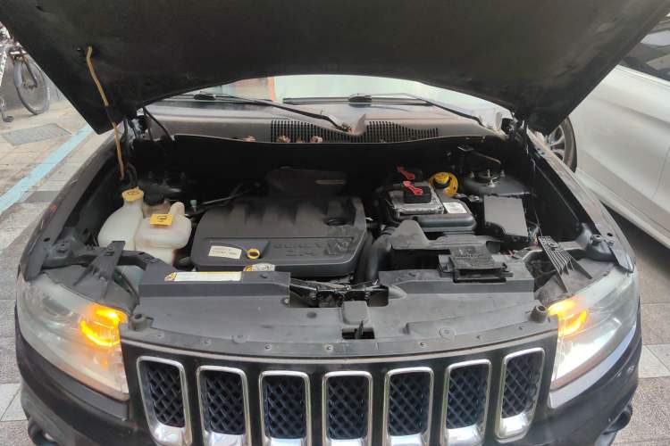 Used Jeep Compass 2012 2.4L four-wheel drive luxury navigation version Engine Bay
