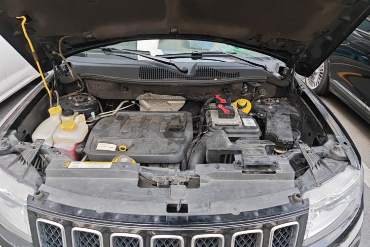 Used Jeep Compass 2012 2.0L two-wheel drive luxury version Engine Bay
