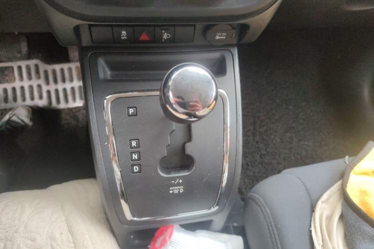 Used Jeep Compass 2012 2.0L two-wheel drive sport version Gear Lever