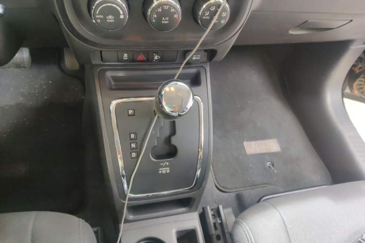 Used Jeep Compass 2012 2.4L four-wheel-drive sport version Gear Lever