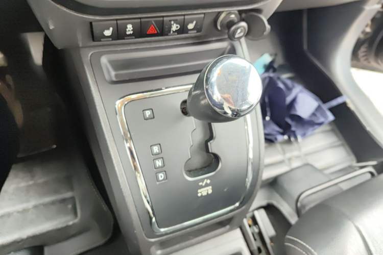 Used Jeep Compass 2012 2.4L four-wheel-drive sport version Gear Lever