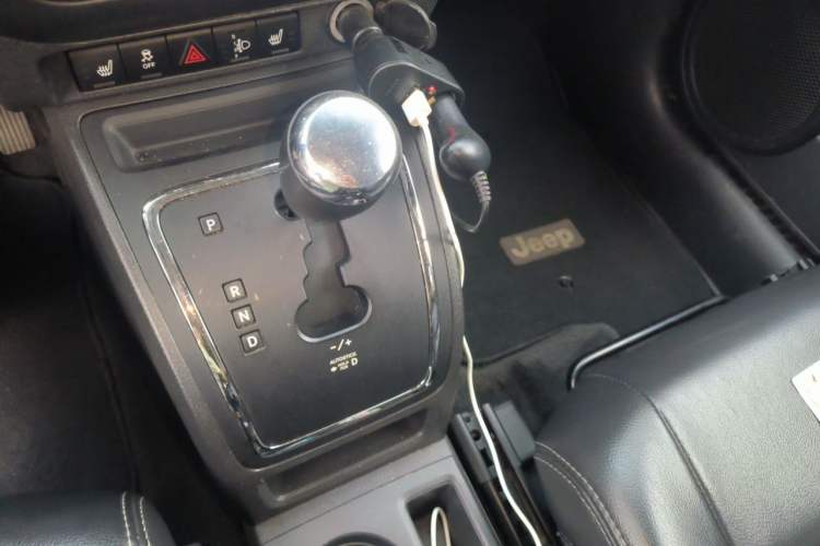 Used Jeep Compass 2012 2.4L four-wheel drive luxury navigation version Gear Lever