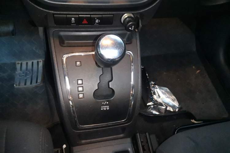 Used Jeep Compass 2012 2.4L four-wheel-drive sport version Gear Lever