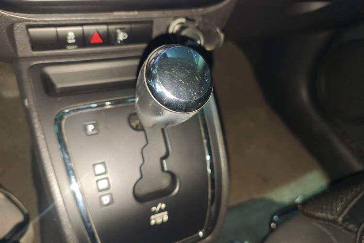 Used Jeep Compass 2012 2.0L two-wheel drive sport version Gear Lever