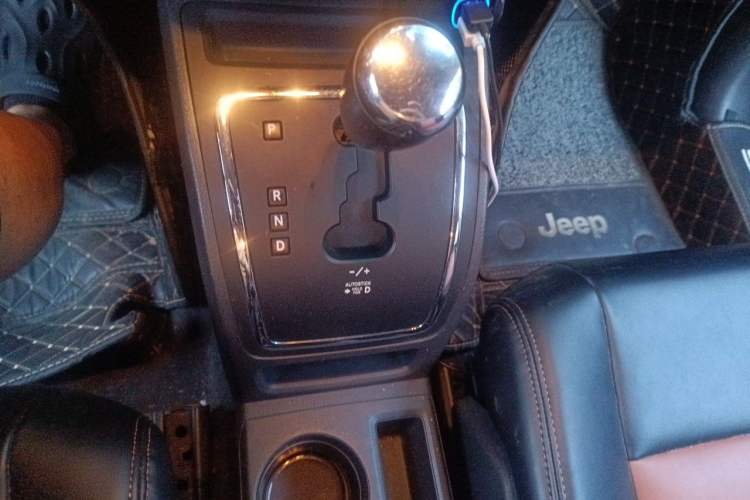 Used Jeep Compass 2012 2.0L two-wheel drive sport version Gear Lever