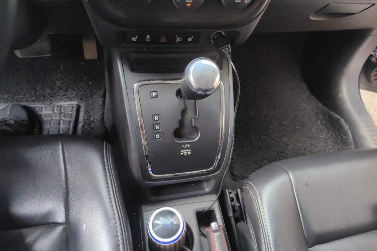 Used Jeep Compass 2012 2.4L four-wheel drive luxury navigation version Gear Lever