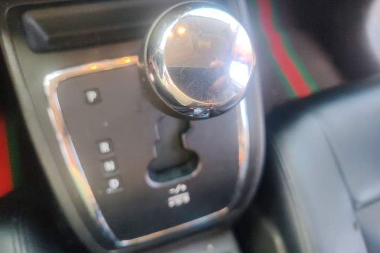 Used Jeep Compass 2012 2.4L four-wheel-drive sport version Gear Lever