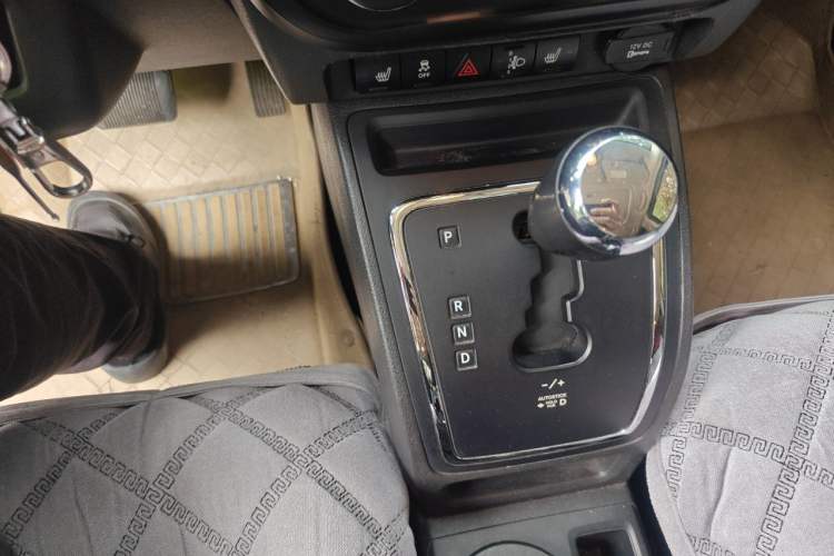 Used Jeep Compass 2012 2.4L four-wheel drive luxury version Gear Lever