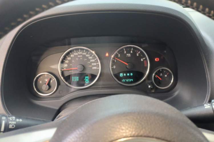 Used Jeep Compass 2012 2.4L four-wheel drive luxury navigation version Instrument Cluster
