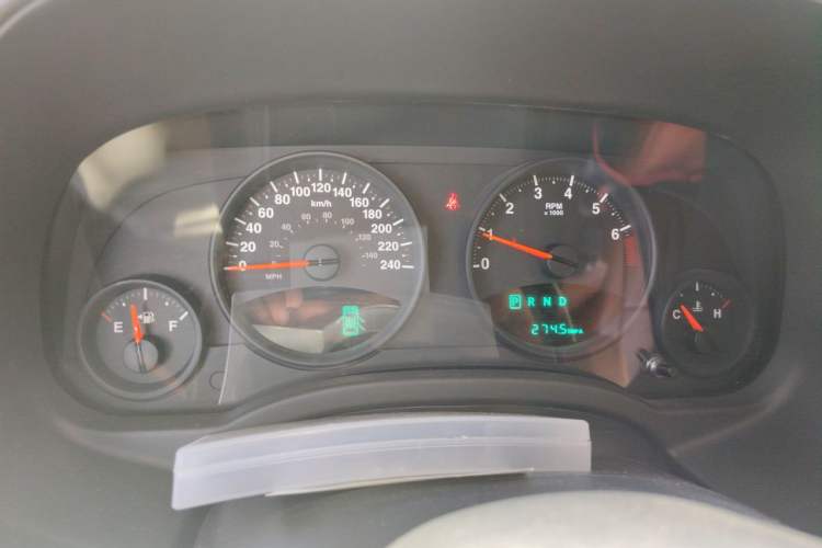 Used Jeep Compass 2012 2.4L four-wheel-drive sport version Instrument Cluster