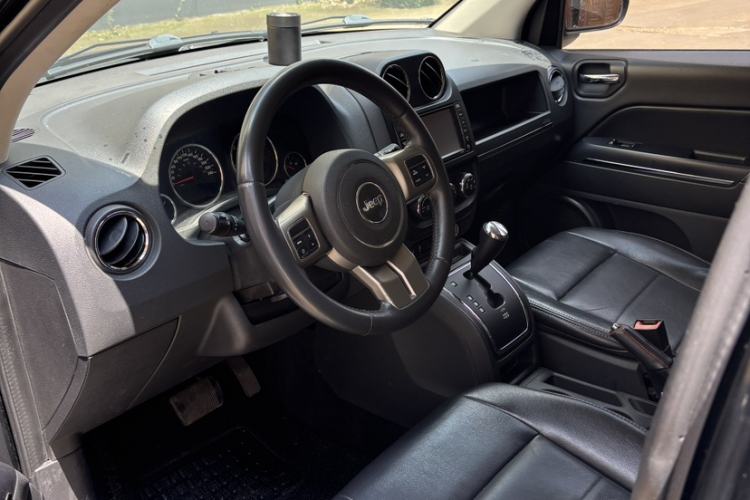 Used Jeep Compass 2012 2.4L four-wheel drive luxury navigation version Interior 2