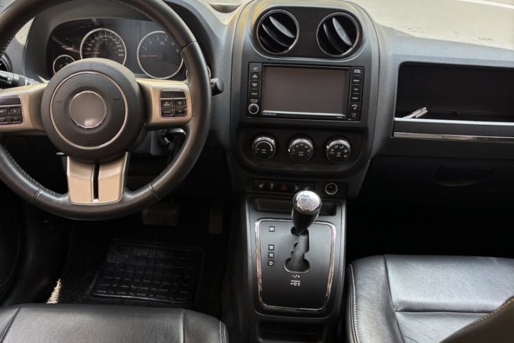 Used Jeep Compass 2012 2.4L four-wheel drive luxury navigation version Interior 3