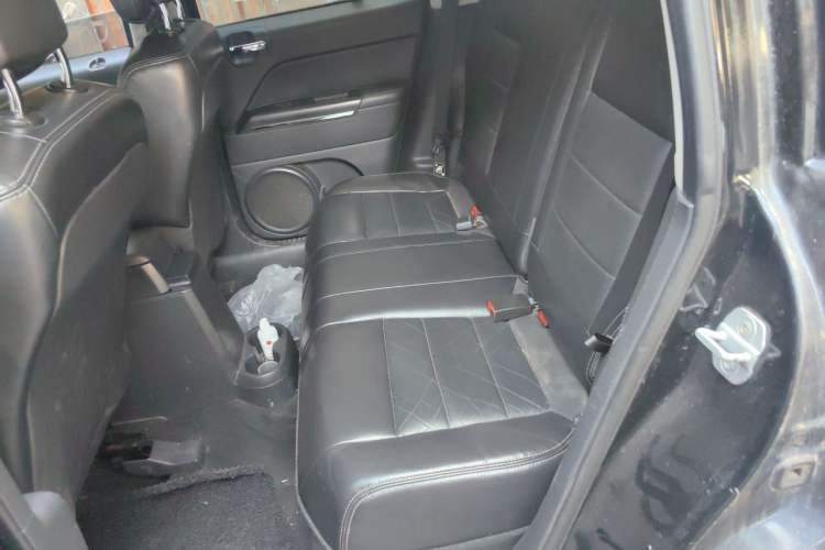Used Jeep Compass 2012 2.4L four-wheel drive luxury navigation version Left Rear Seat