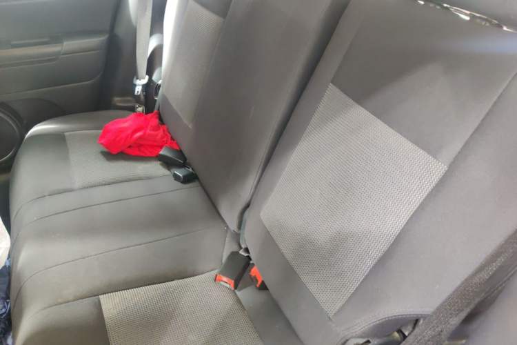 Used Jeep Compass 2012 2.4L four-wheel-drive sport version Left Rear Seat