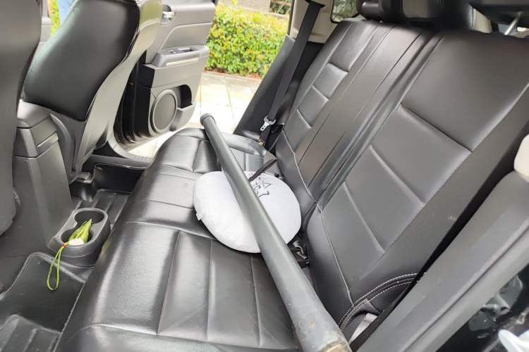 Used Jeep Compass 2012 2.4L four-wheel-drive sport version Left Rear Seat