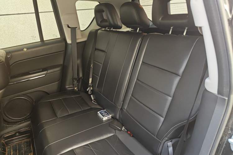 Used Jeep Compass 2012 2.0L two-wheel drive luxury version Left Rear Seat