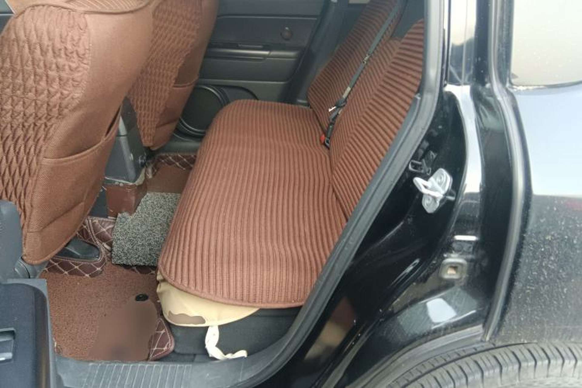 Used Jeep Compass 2012 2.4L four-wheel-drive sport version Left Rear Seat