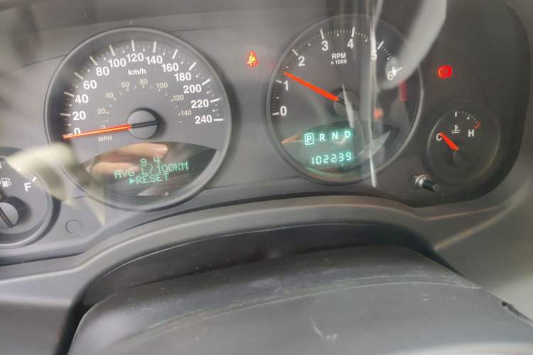 Used Jeep Compass 2012 2.4L four-wheel-drive sport version Odometer Close Up