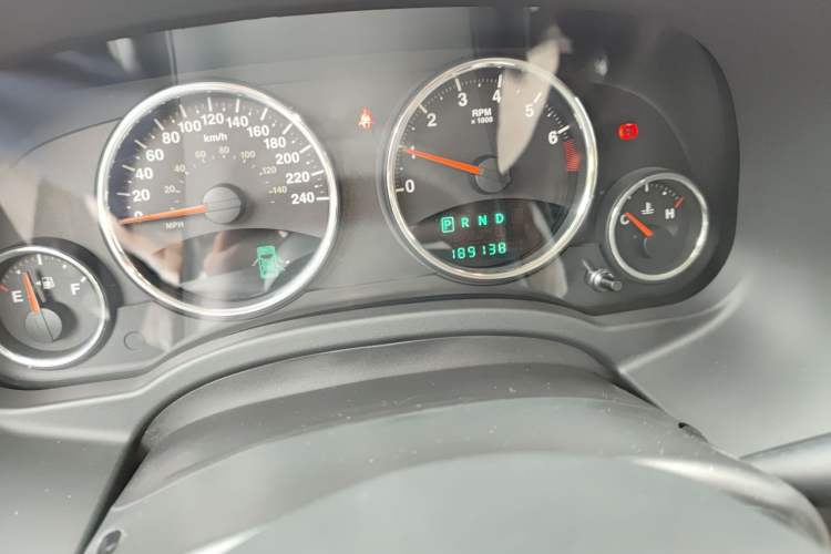 Used Jeep Compass 2012 2.4L four-wheel-drive sport version Odometer Close Up