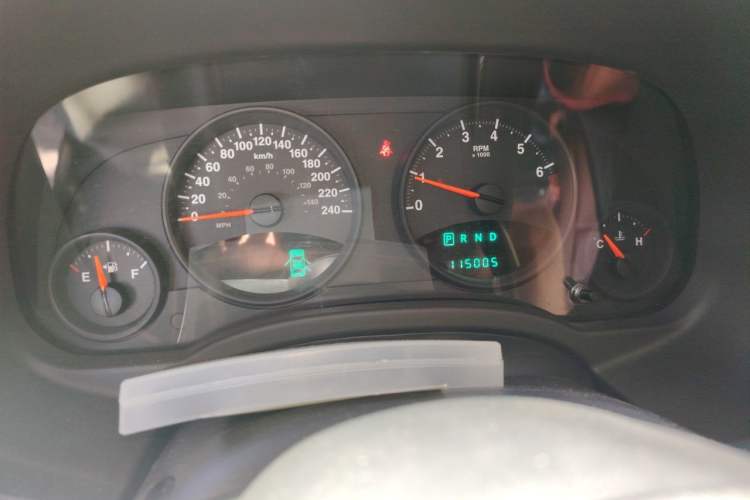 Used Jeep Compass 2012 2.4L four-wheel-drive sport version Odometer Close Up