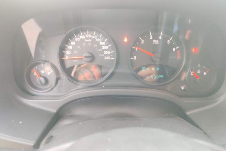 Used Jeep Compass 2012 2.4L four-wheel-drive sport version Odometer Close Up