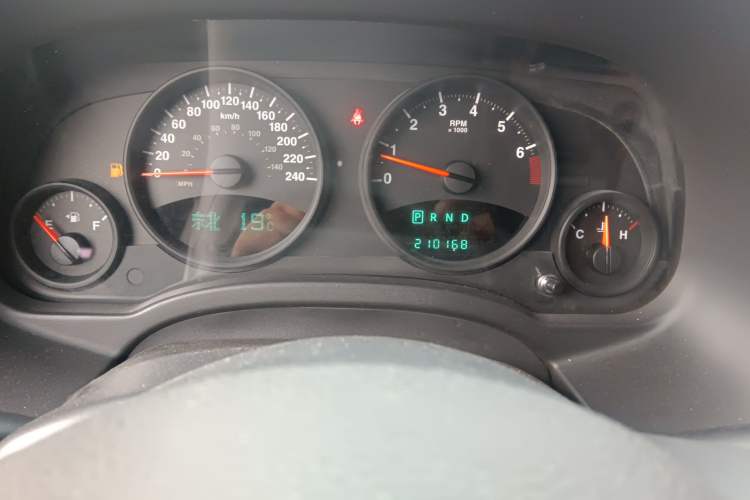 Used Jeep Compass 2012 2.4L four-wheel-drive sport version Odometer Close Up