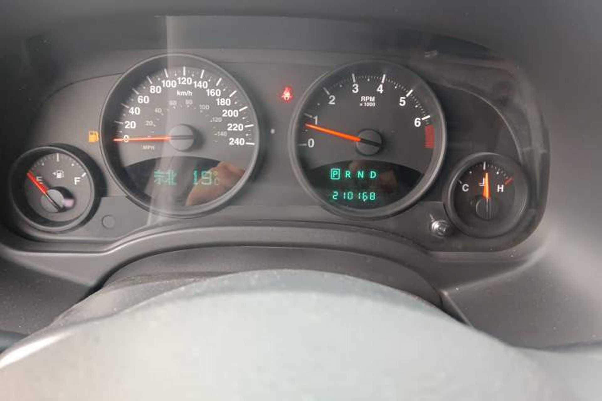 Used Jeep Compass 2012 2.4L four-wheel-drive sport version Odometer Close Up