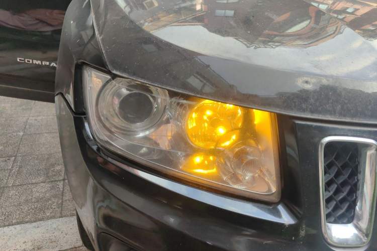 Used Jeep Compass 2012 2.4L four-wheel drive luxury navigation version Right Front Headlight