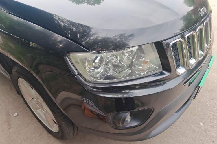 Used Jeep Compass 2012 2.4L four-wheel drive luxury version Right Front Headlight