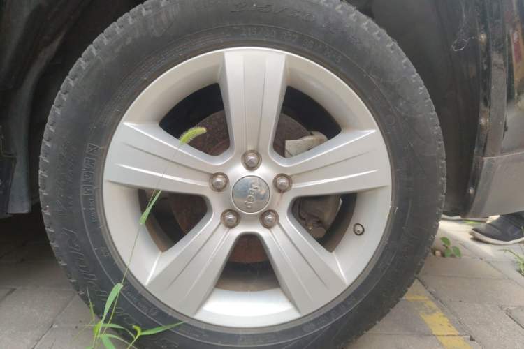 Used Jeep Compass 2012 2.0L two-wheel drive sport version Right Front Wheel Hub
