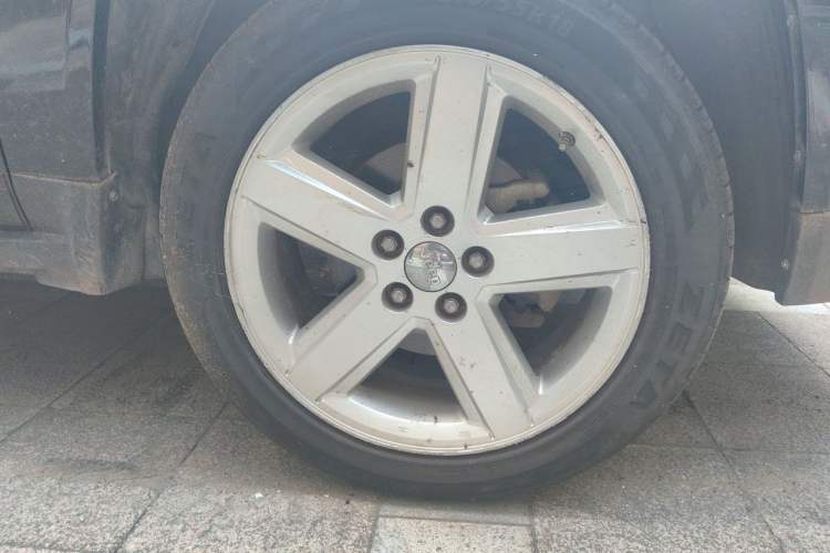 Used Jeep Compass 2012 2.4L four-wheel drive luxury navigation version Right Front Wheel Hub