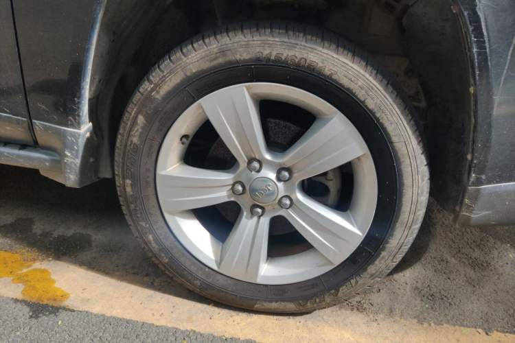 Used Jeep Compass 2012 2.4L four-wheel-drive sport version Right Front Wheel Hub