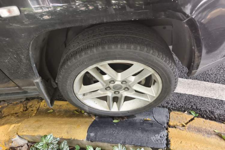 Used Jeep Compass 2012 2.4L Four-Wheel Drive Urban Edition Right Front Wheel Hub