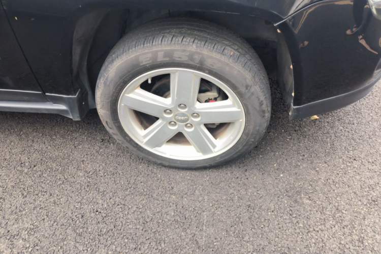 Used Jeep Compass 2012 2.4L four-wheel drive luxury navigation version Right Front Wheel Hub
