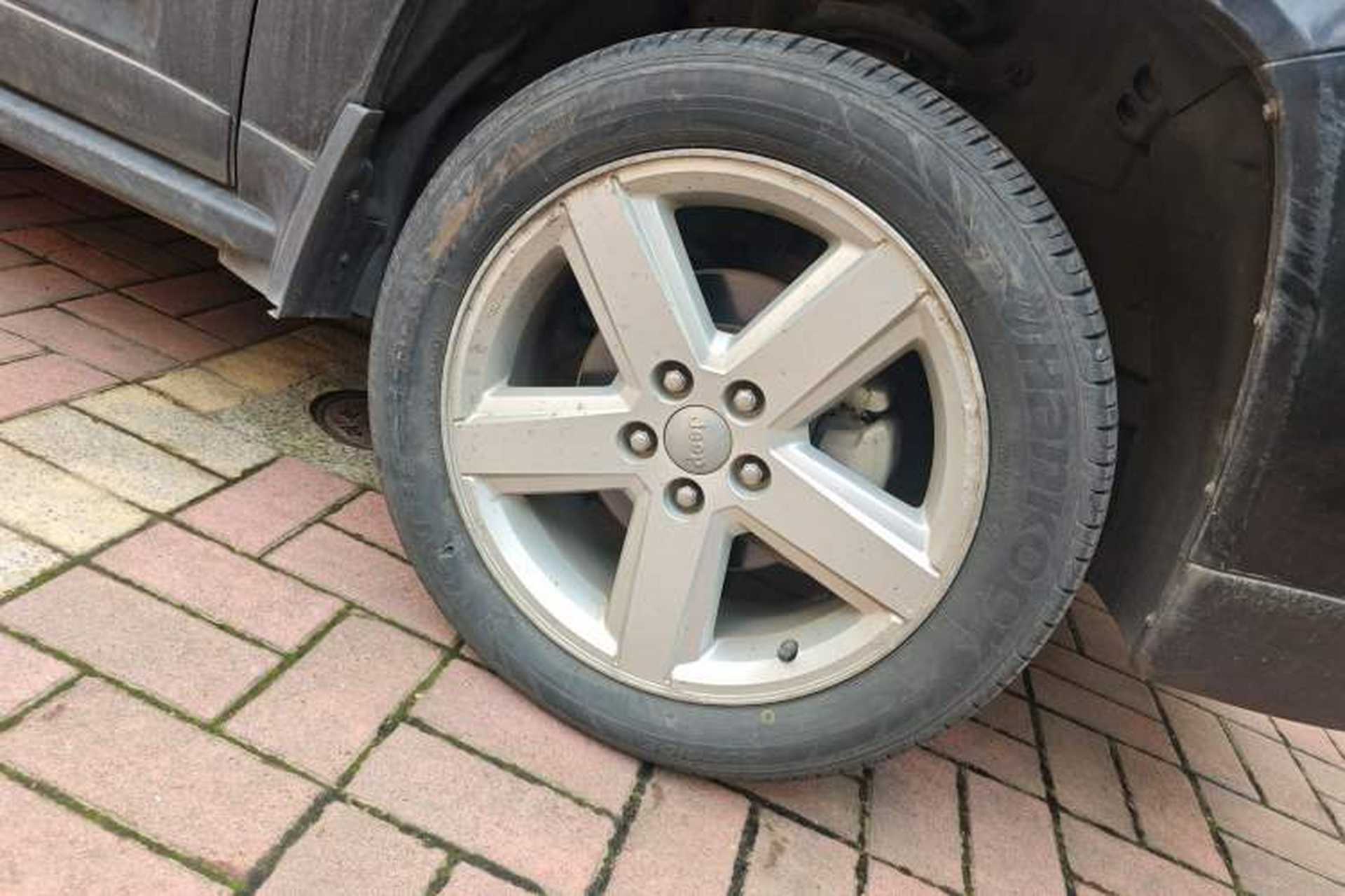 Used Jeep Compass 2012 2.4L Four-Wheel Drive Urban Edition Right Front Wheel Hub