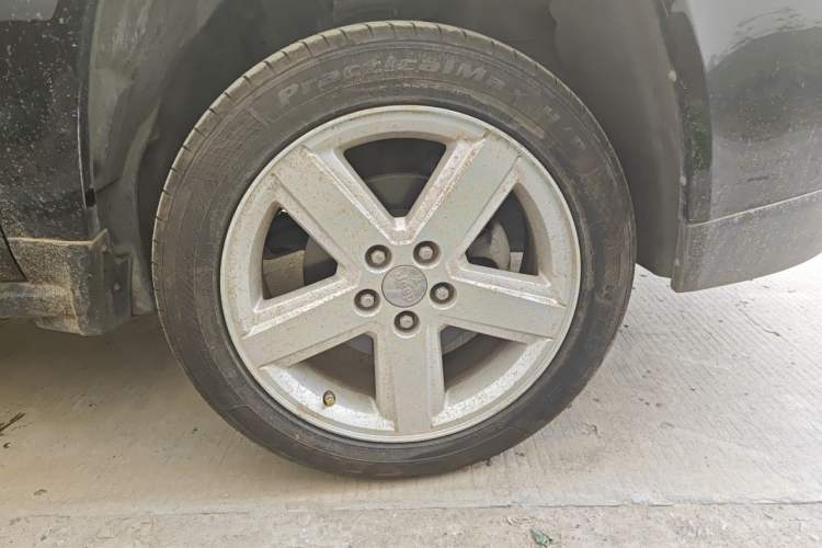Used Jeep Compass 2012 2.0L two-wheel drive luxury version Right Front Wheel Hub
