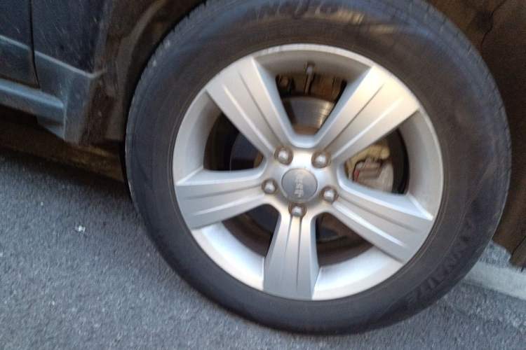 Used Jeep Compass 2012 2.0L two-wheel drive sport version Right Front Wheel Hub