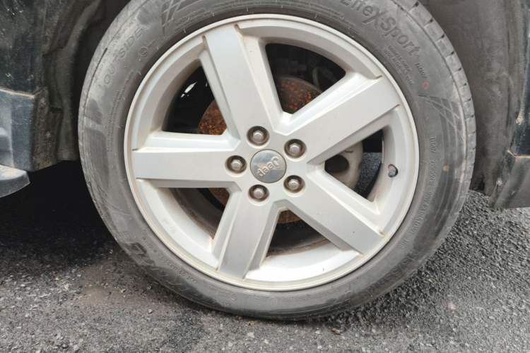 Used Jeep Compass 2012 2.0L two-wheel drive luxury version Right Front Wheel Hub