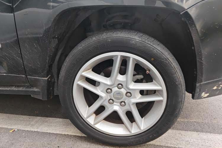 Used Jeep Compass 2012 2.0L two-wheel drive luxury version Right Front Wheel Hub