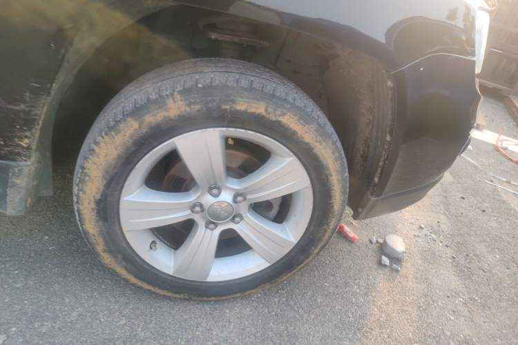 Used Jeep Compass 2012 2.4L four-wheel-drive sport version Right Front Wheel Hub