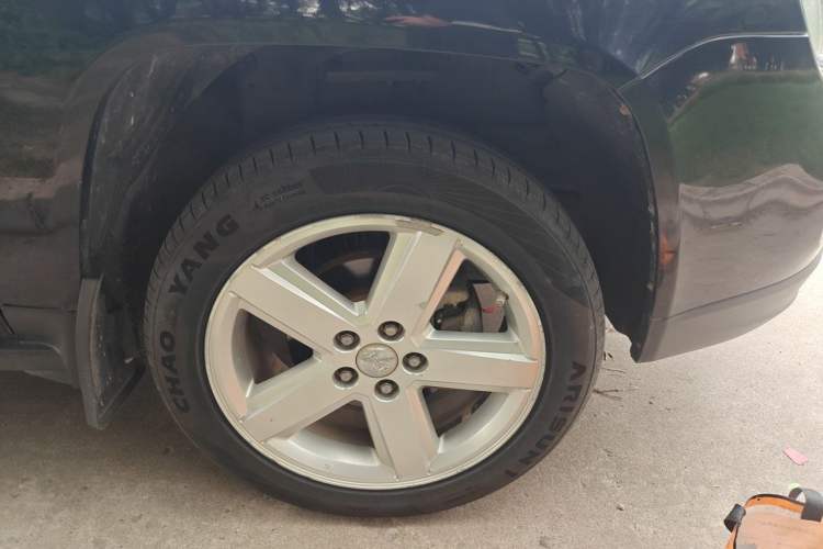 Used Jeep Compass 2012 2.4L four-wheel drive luxury version Right Front Wheel Hub