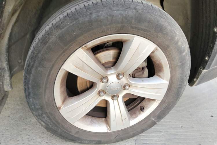 Used Jeep Compass 2012 2.0L two-wheel drive sport version Right Front Wheel Hub
