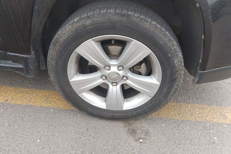 Used Jeep Compass 2012 2.4L four-wheel-drive sport version Right Front Wheel Hub